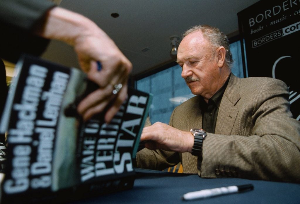 Actor Gene Hackman signs a copy of his new book Perdido Star at a Borders book store in Chicago April 28, 2000. Hackman was in Chicago to sign copies of his first novel with co-author, underwater archeologist Daniel Lenihan.
