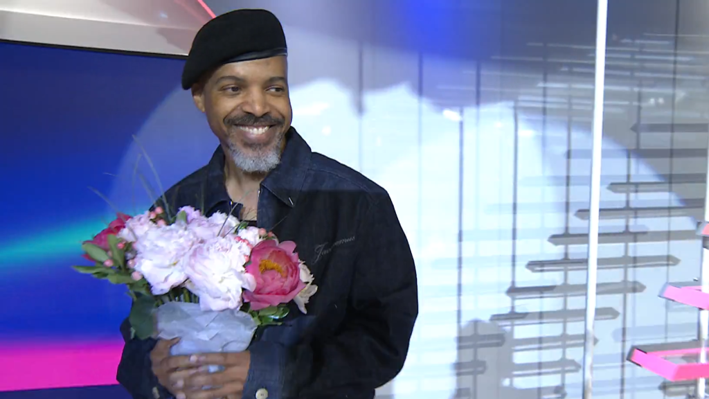 Van Hunt with flowers.