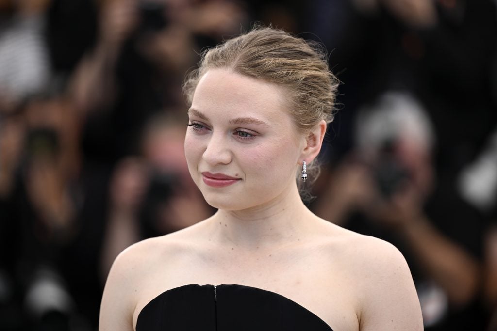 Mia Threapleton poses during The Phoenician Scheme photocall at the 78th annual Cannes Film Festival at Palais des Festivals on May 19, 2025 in Cannes, France.
