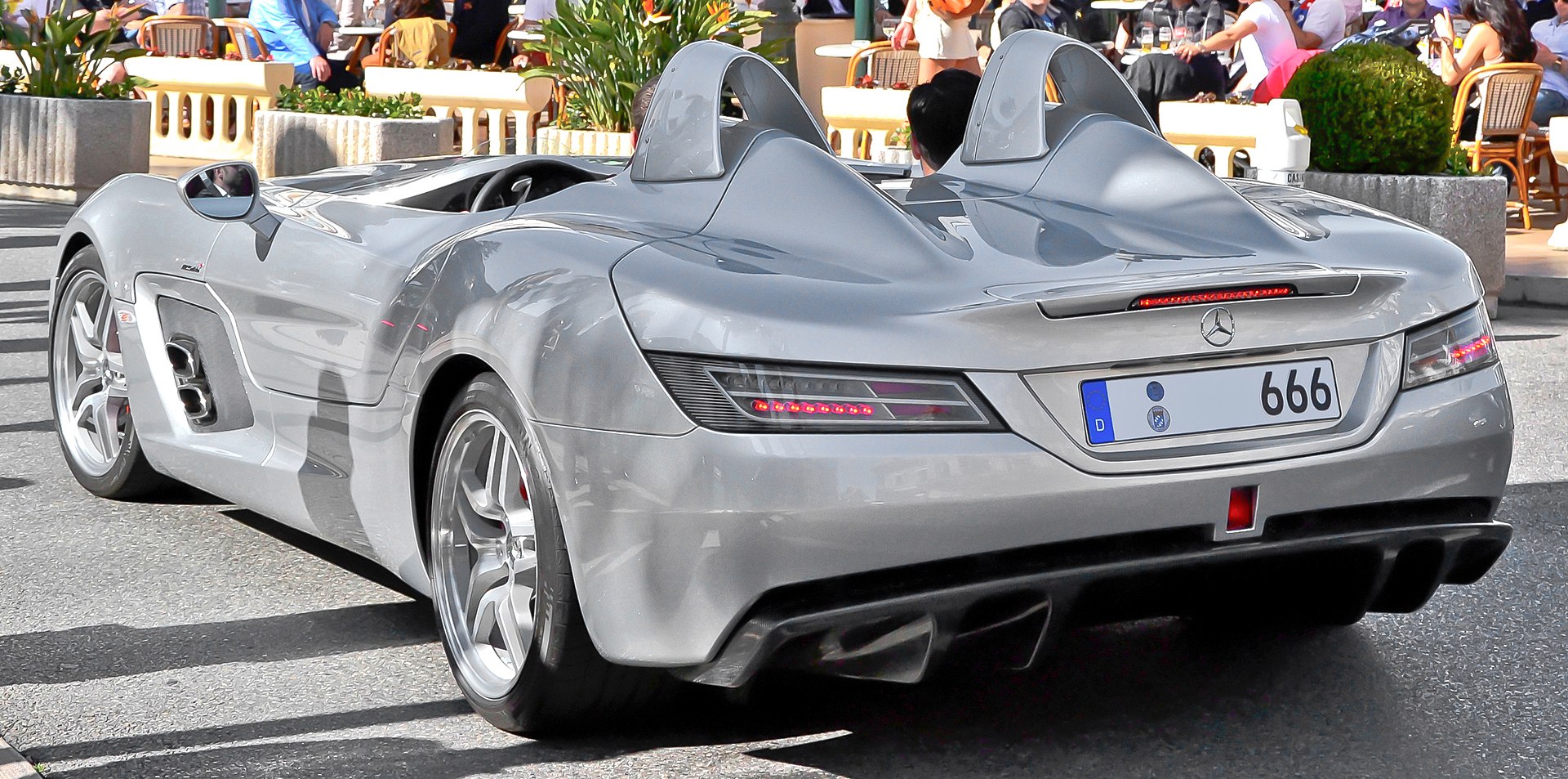 1920px-Mercedes-Benz_SLR_Stirling_Moss_-_Flickr_-_Alexandre_Pr%C3%A9vot_%28cropped%29.jpg