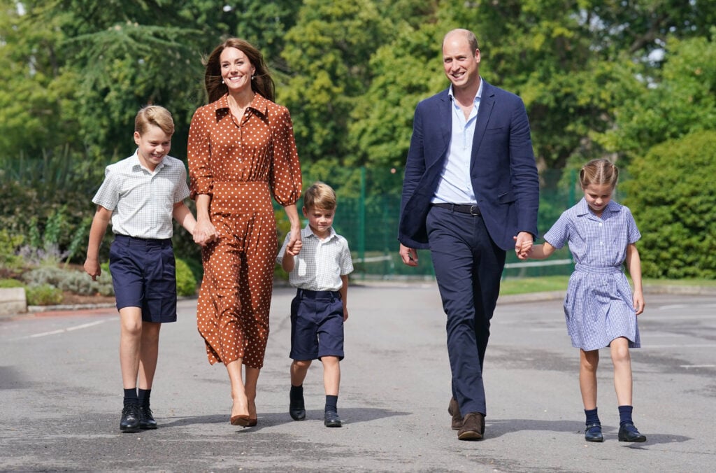 Prince George, Princess Charlotte and Prince Louis, accompanied by their parents the Prince William, Duke of Cambridge and Catherine, Duchess of Cambridge, arrive for a settling in afternoon at Lambrook School, near Ascot on September 7, 2022 in Bracknell, England.