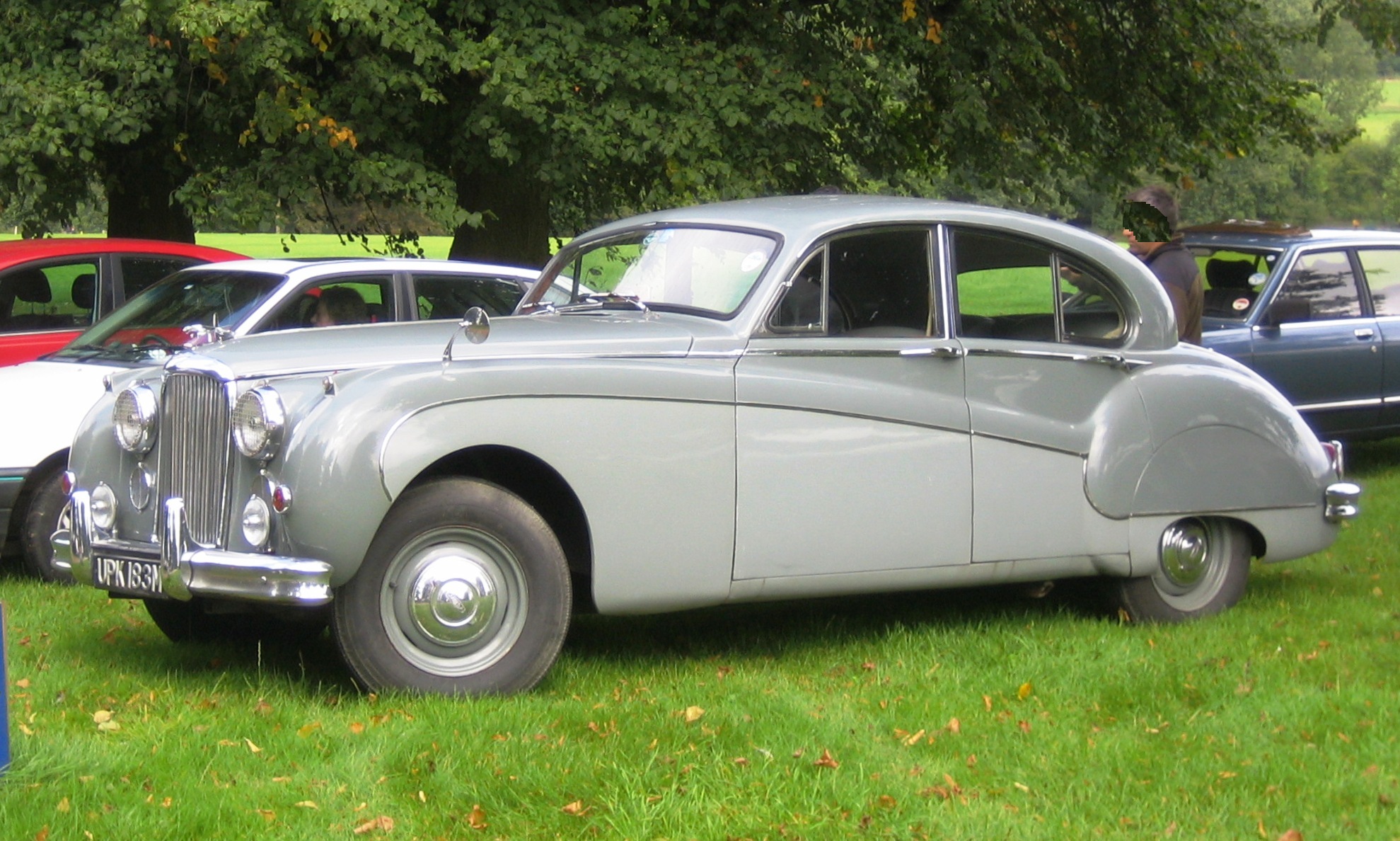 Jaguar_Mark_VIII_in_Hertfordshire.jpg